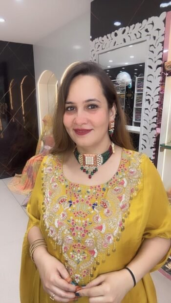 A BEAUTIFUL THREE PIECE SET IN PURE DOLA SILK