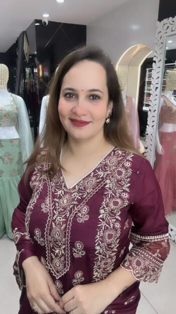 A BEAUTIFUL THREE PIECE SET IN PURE CREPE SILK